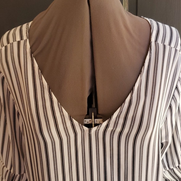 NWOT DR2 Beautiful Bell Sleeve Top - Picture 2 of 8